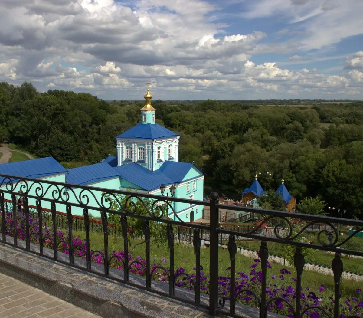 Сайт курской коренной пустыни. Коренная пустынь Курск. Коренная пустынь храм Живоносный источник. Курская Коренная пустынь купель. Монастырь Коренная пустынь Курская область.