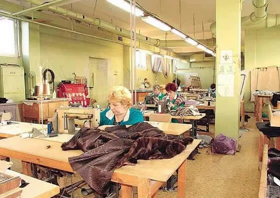 цех по пошиву шуб. скорняк ателье. скорняк ателье. скорняжный цех. швея меховых изделий.
