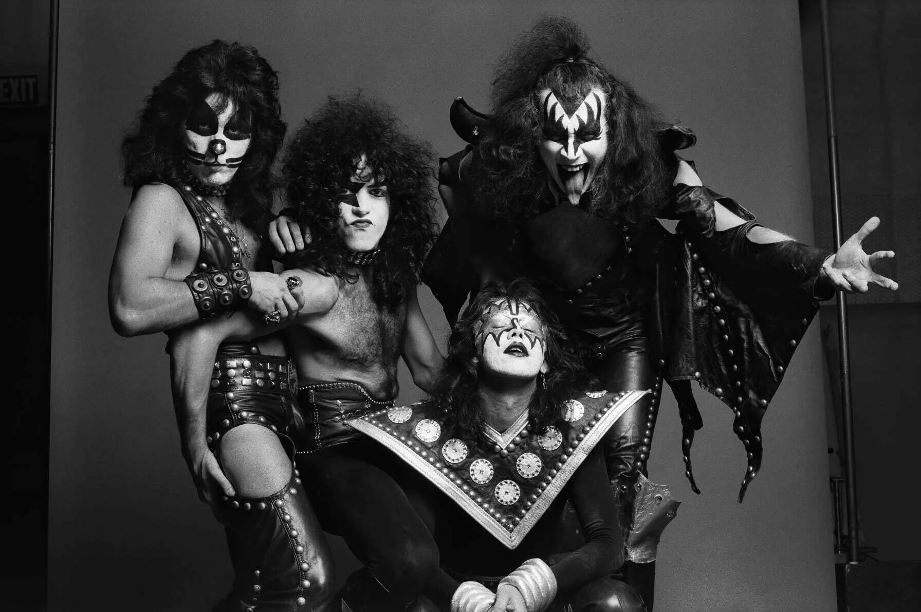 Старые кис. Группа Кисс в молодости. Kiss Band 1975. Группа Kiss без грима. Джин Симмонс 1974.