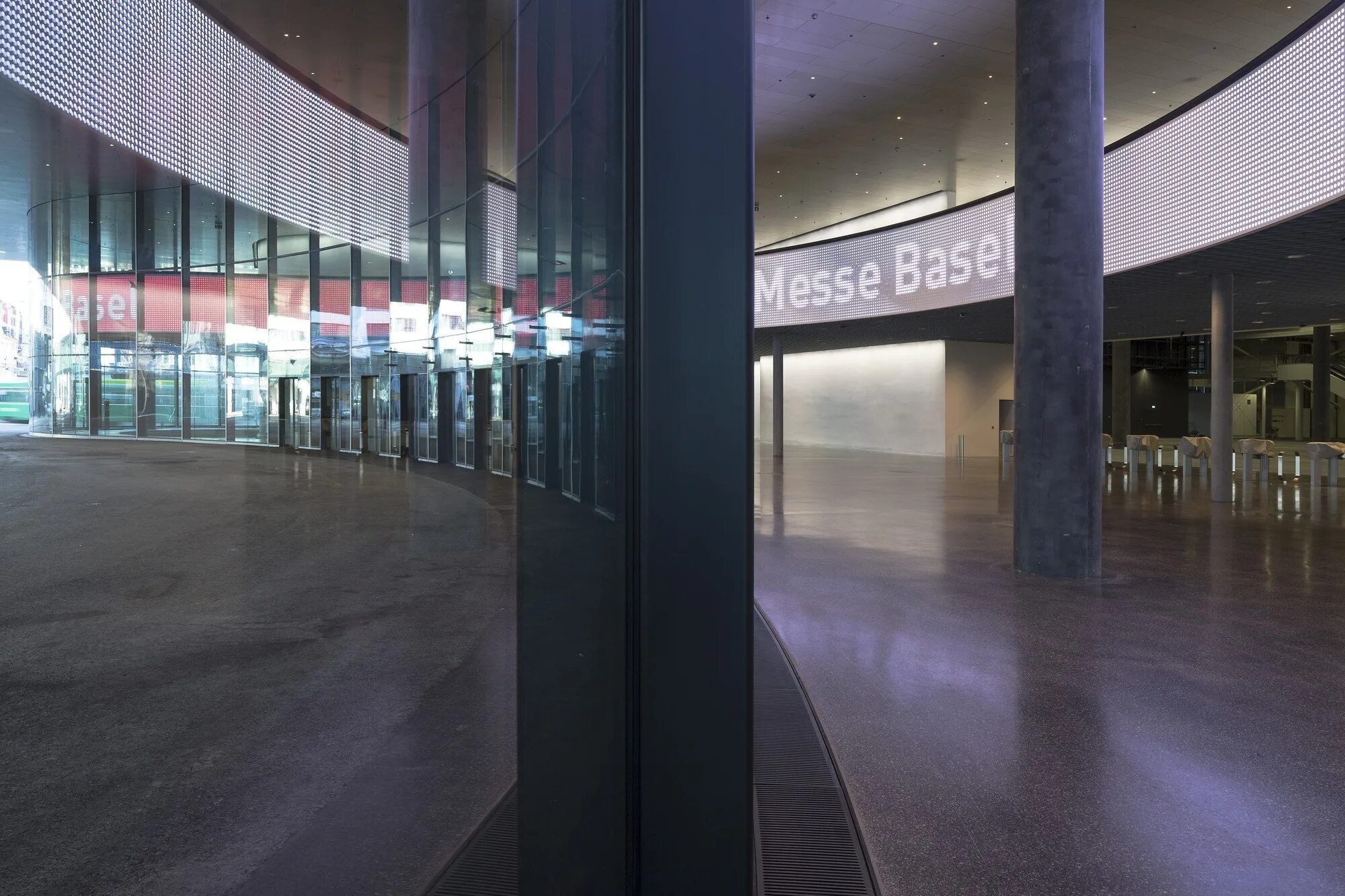 Новогоднее украшение холла отеля. Арбат холл, ул. Павильон messe basel. Messe basel. Интерьеры общественных зданий современные.