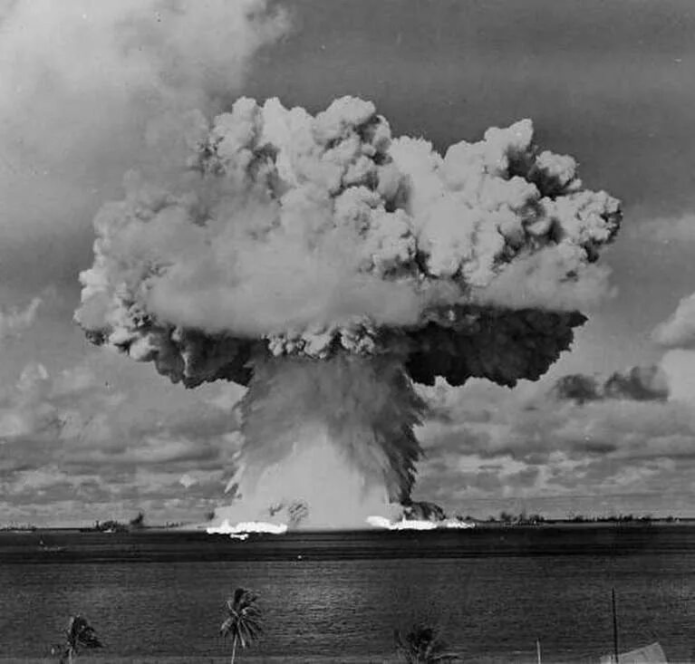 Испытание ядерного взрыва. Атомный взрыв. Взрыв ядерной бомбы. Испытания ядерного оружия. Ядерный гриб.
