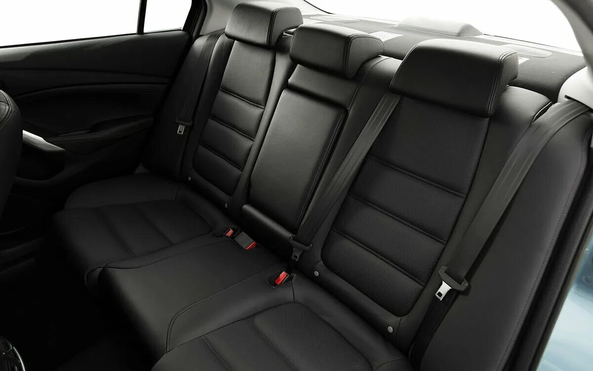 Задние сиденья мазда 6. Mazda 6 2014 задний ряд. Мазда 6 задний диван.