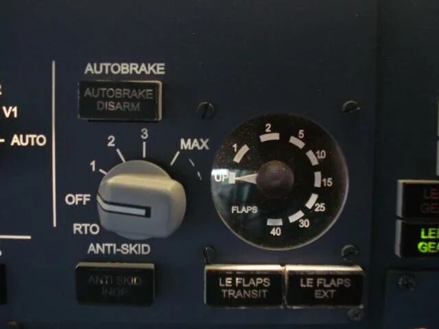 Autobrake Boeing 737. Ka-50 панель управления. Auto Brake Panel 737. Autobrake Boeing 737 таблица. Selector load