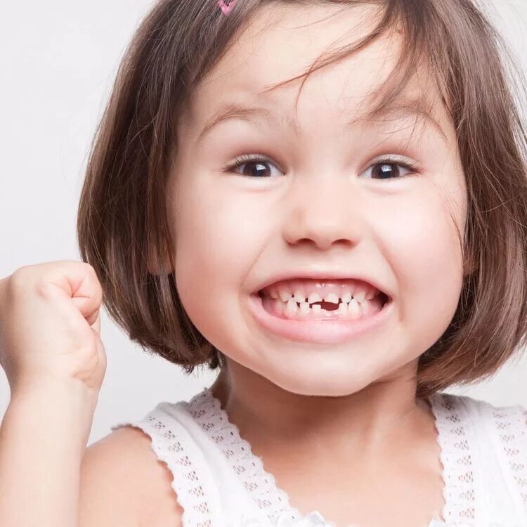 Белые зубы у детей 8 лет. Белые зубы у детей 8 лет. Красивые детские зубки. Детские зубы в три года. Улыбка ребенка.