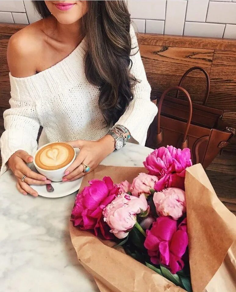 Стильная девушка с цветами. Девушка кофе цветы. Девушка с цветами в руках. Стильное утро девушки.