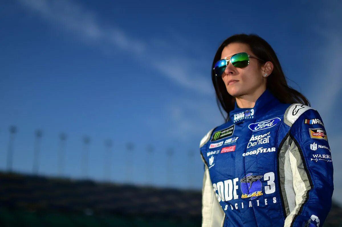 Девушки гоняют. Danica Patrick. Патрик гонщица. Danica Patrick NASCAR. Девушка гонщица.