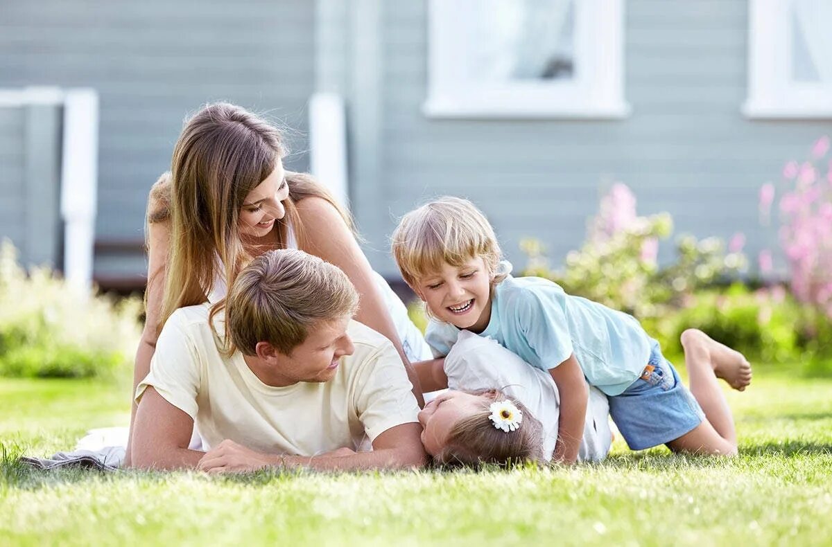 One s parents. Родители и дети. Счастливая семья. Ребенок в семье. Счастливые дети и родители.