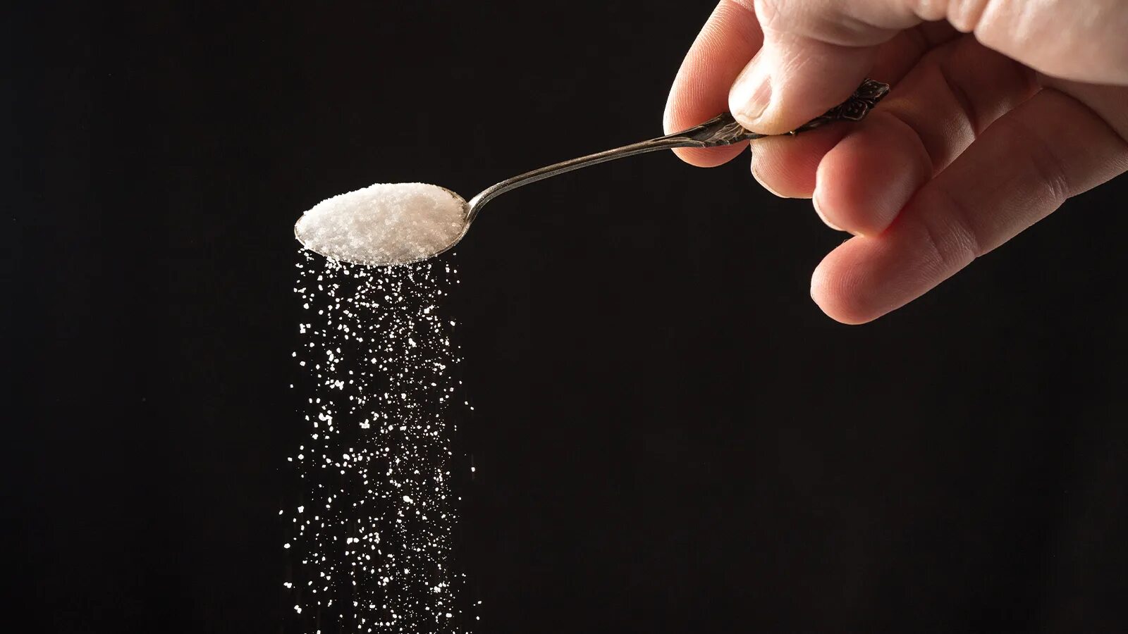 фразеологизм в час по чайной ложке рисунок. в день по чайной ложке. в час почайной ложеччке. объяснения фразеологизма в час по чайной ложке. куркума в ложке.