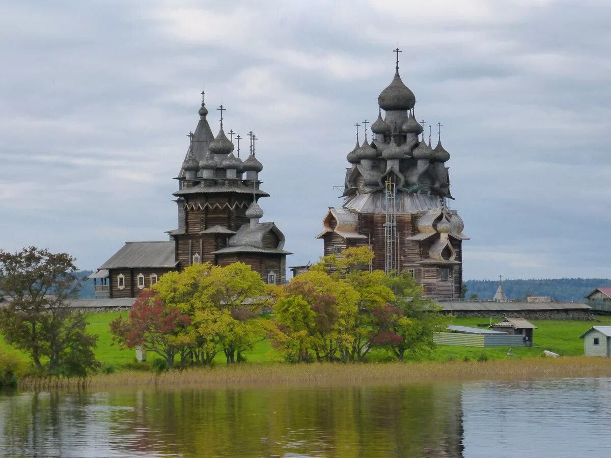 Kizhi island. Кижи (остров Кижи, Карелия). Архитектурный ансамбль Кижи. Остров музей Кижи Карелия. Архитектурный ансамбль Кижского погоста.