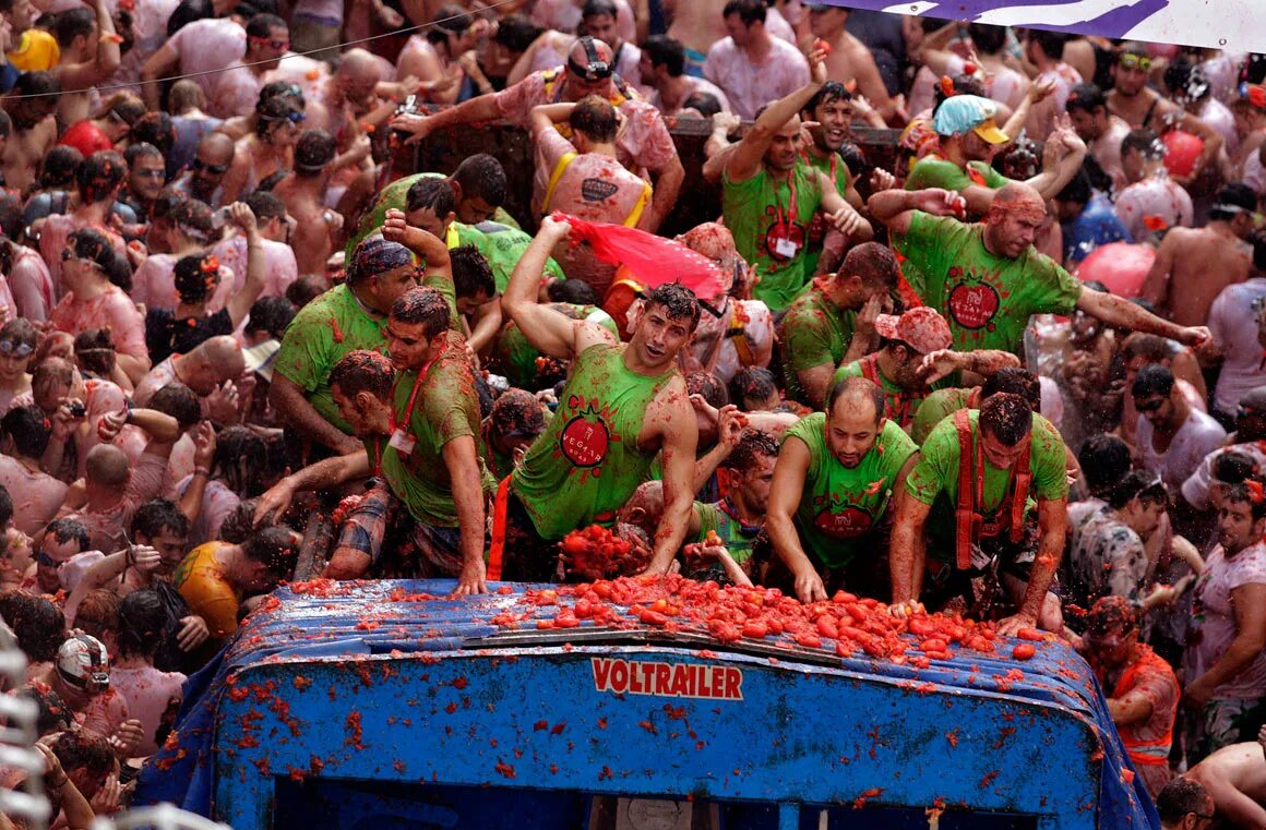 Кидает помидор. Tomatina праздник праздник в Испании.