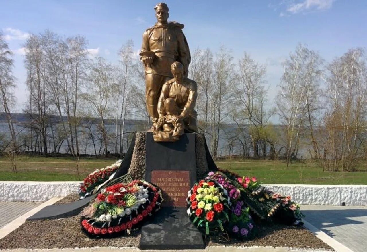 Какие есть военные памятники. Мемориальный комплекс Братская могила Воронеж. Братская могила Воронеж Отрожка. Мемориальный комплекс Отрожка Воронеж. Памятники в Воронеже Отечественной войны.