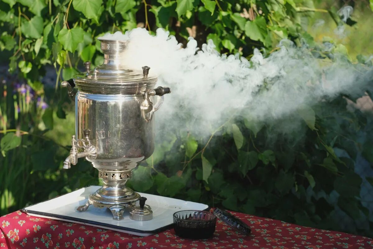 Самовар кипит. Самовар вскипел. Самовар закипает. Самовар на дровах на природе. Поет самовар