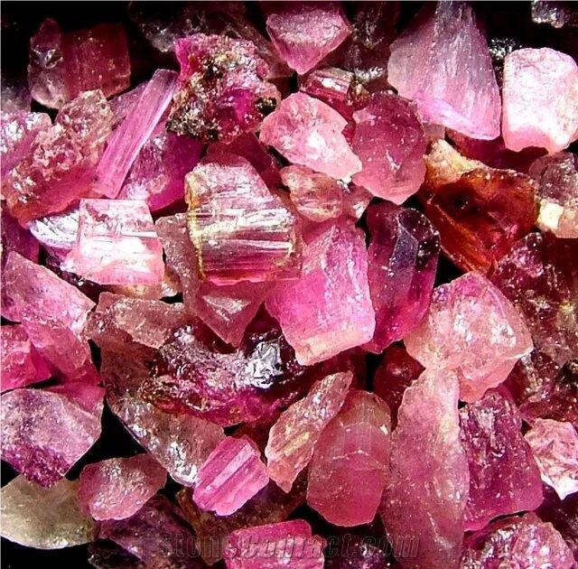 Розовый турмалин рубеллит. Розовый кварц турмалин камень. Турмалин рубеллит камень. Розовый турмалин кварцит.