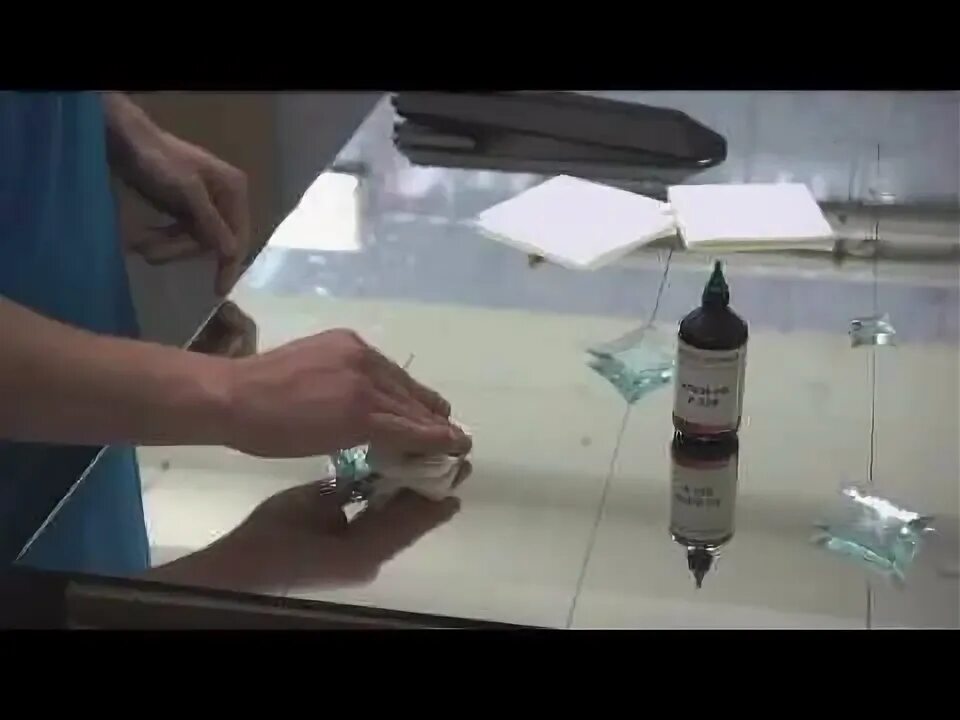 Как снять стекло приклеенное на уф клей Эксперимент по наклейке УФ-стекла на телефоны, как не надо делать) YouTube
