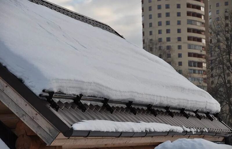Упор крыши. Снегозадержатель 7004 на крыше. Трубчатое снегозадержание ФЭЗ 7016. Снегозадержатель русский рубеж 7024. Ограничитель снега на крыше.