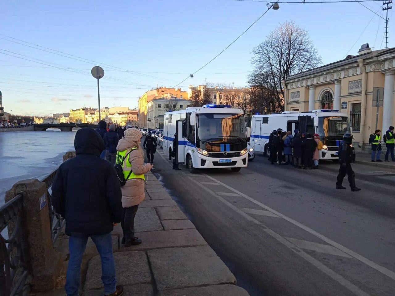 Заболевшие сегодня спб. Питер сегодня. Митинги в Питере сейчас. Фонтанка протесты в СПБ.