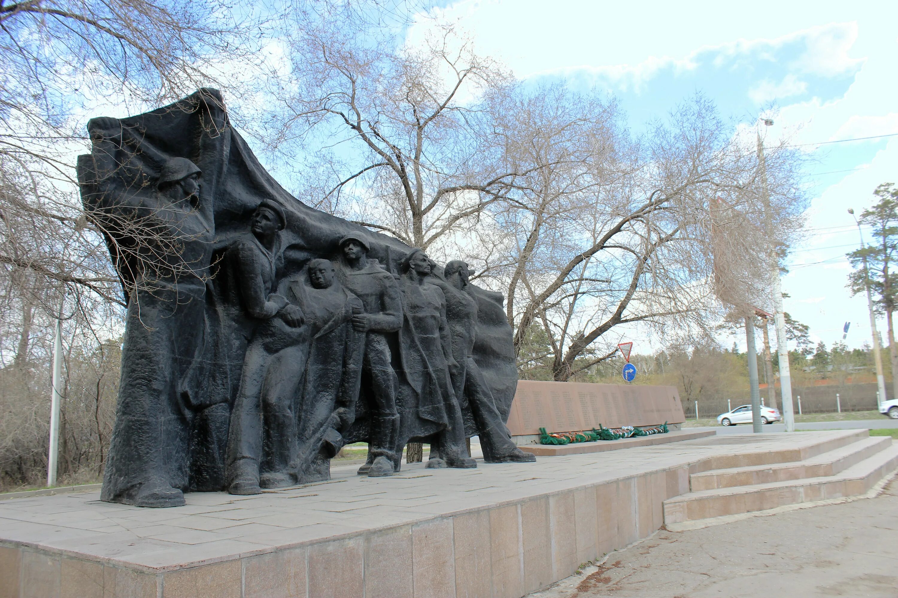 Памятник жертвам великой отечественной войны. Памятник воинам речникам Омск. Памятник «воинам-речникам, погибшим в 1941-1945 гг.» Омск. Памятник погибшим в Великой Отечественной войне Омск. Скульптурная композиция «воинам-речникам, погибшим в 1941-1945 гг.» Омск.