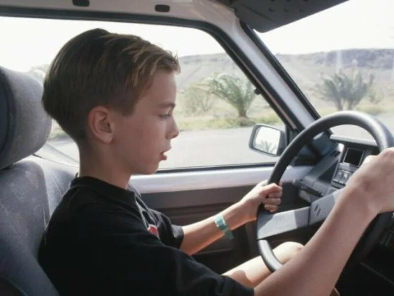 Можно ли в 16 ездить на машине. Школьник за рулем. Подросток за рулем. Автомобиль для подростков. Машины для мальчиков.