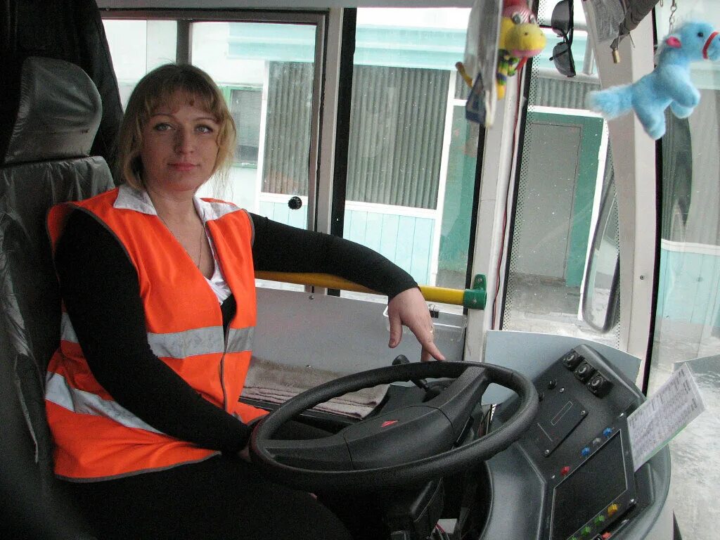 Водитель троллейбуса. Форма водителя автобуса. Девушка водитель троллейбуса. Девушка за рулем автобуса. Водитель трамвая троллейбуса