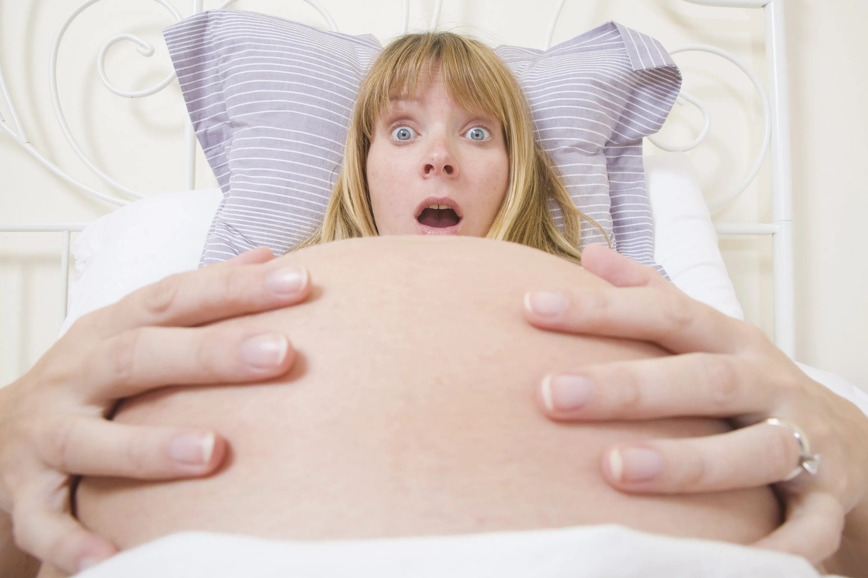 Схватки во сне. Беременна женщены рожают. Страхи беременных.