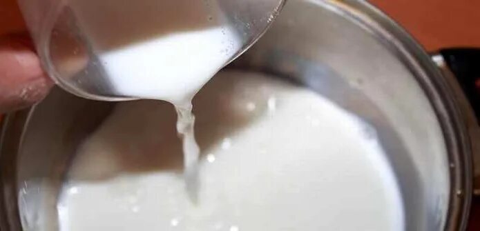 Сколько времени варится молоко. Заваривание манной крупы. Комочки жира в молоке. Насыпаем манку в молоко. Молоко бурлит.