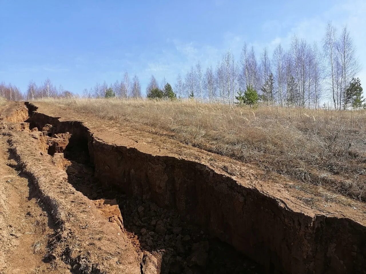 Щель в земле. Промоина. Огромная трещина в земле. Промоина в земле. Трещина район