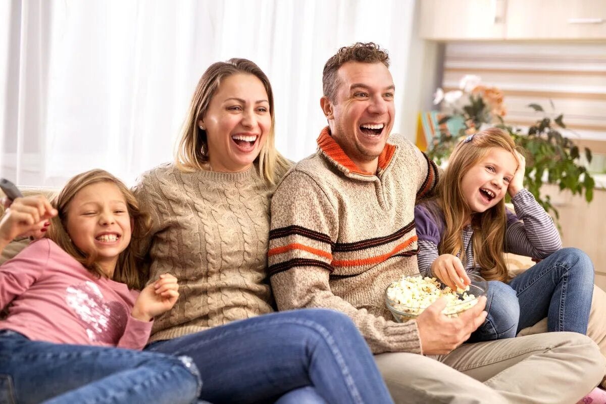 Семейный просмотр пин. Семейный просмотр ТВ. Семья смотрит телевизор. Семья с попкорном. Российская семья смотрит телевизор.