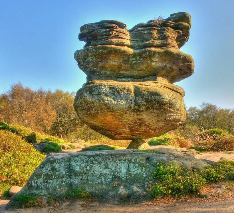 Необыкновенное камни. Скала-идол в Бримхэм Рокс. Скала идола в Англии. Бримхемские скалы, Северный Йоркшир, Англия. Балансирующие камни Зимбабве.