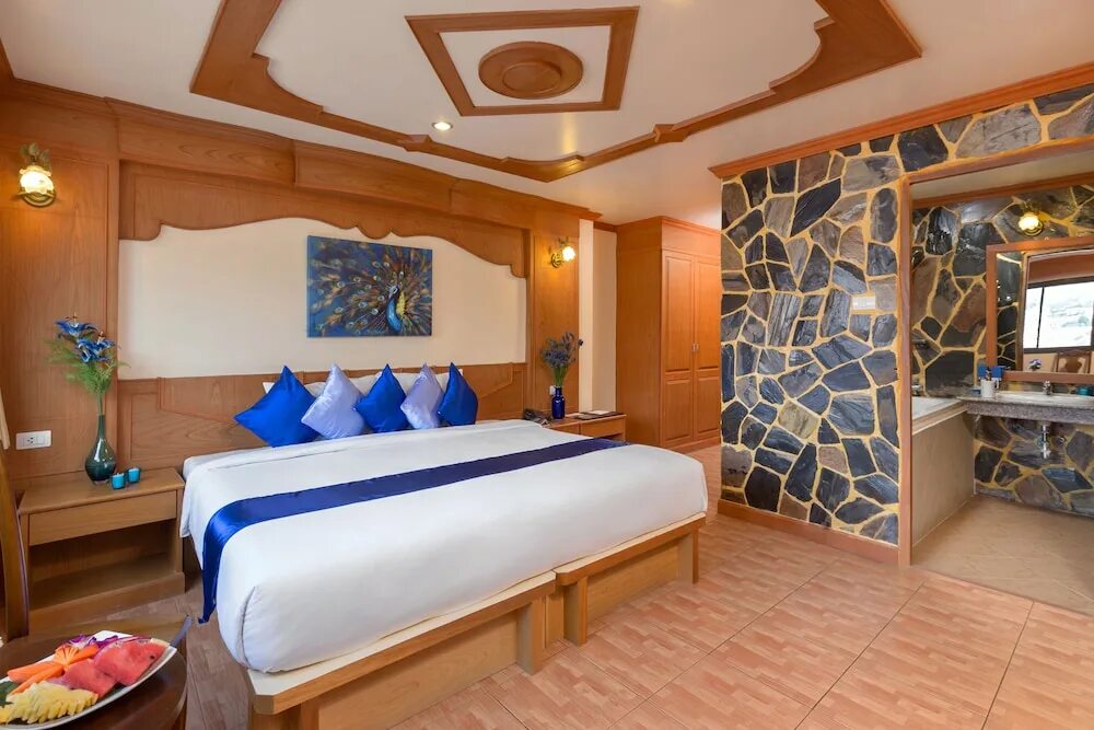 Prawn hotel. Tiger complex 3 таиланд патонг. Tiger complex. Tiger complex hotel 3 phuket. Тигр в гостинице.