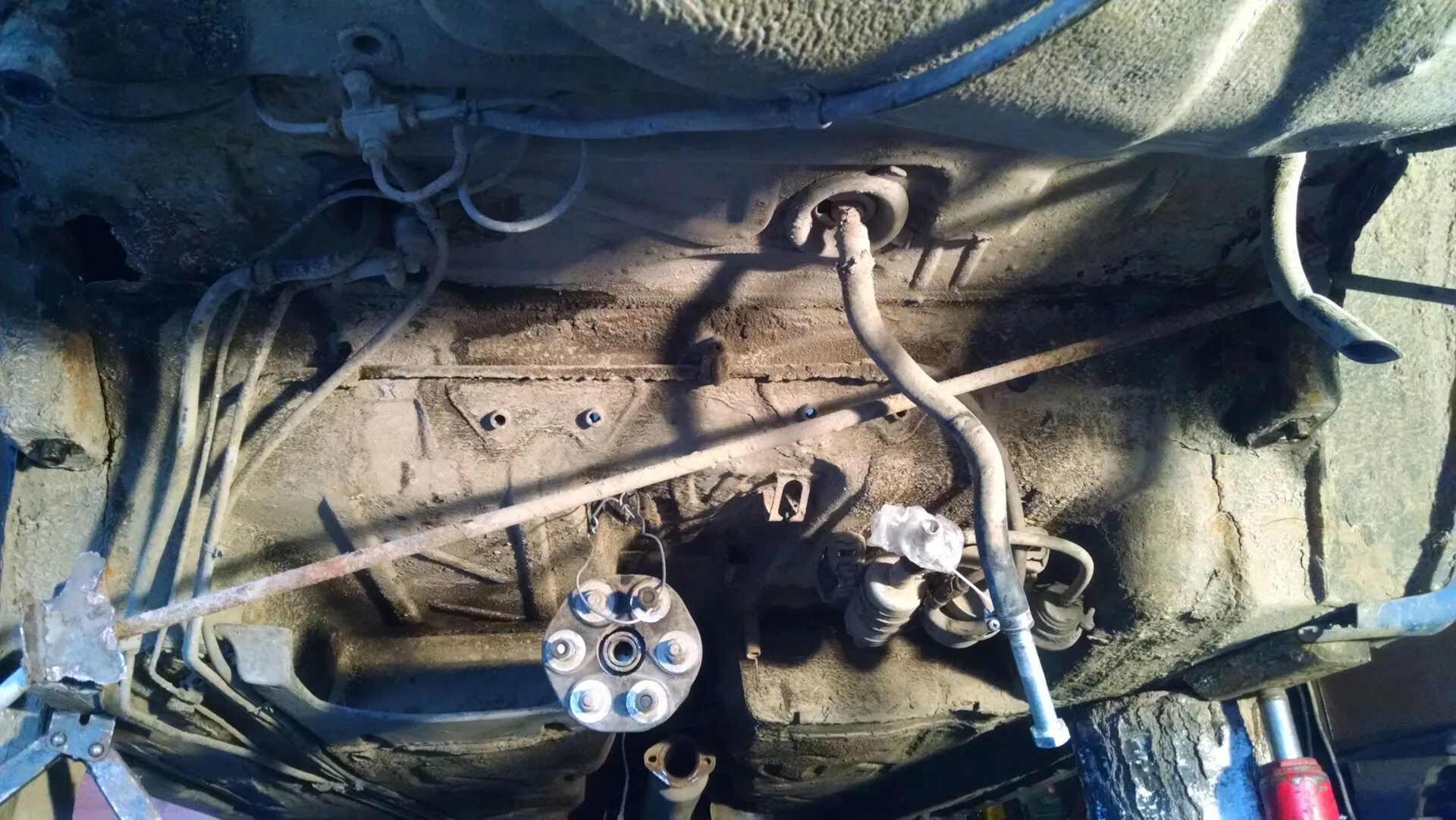 124 мерседес щуп. Замена на 124. Мерседес 124 кузов чашка амортизатора. Сайлентблок заднего редуктора w210. Тормозные трубки мерседес 124.