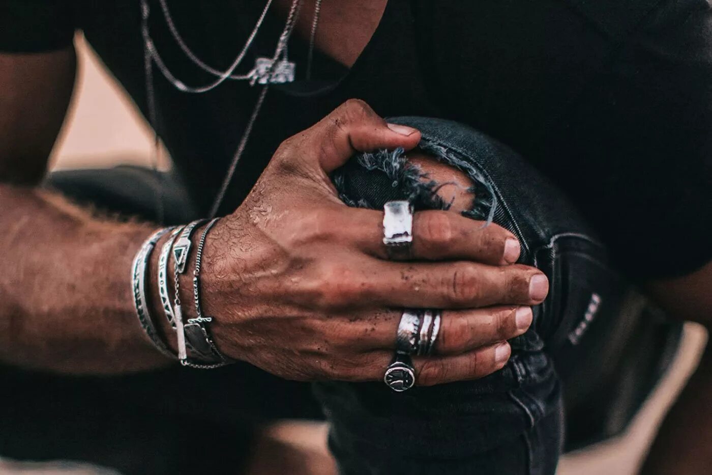 Парень носит кольцо на правой руке. Кольцо на большом пальце у мужчины. Мужские кольца на руке. Мужское кольцо. Мужской перстень на руке.