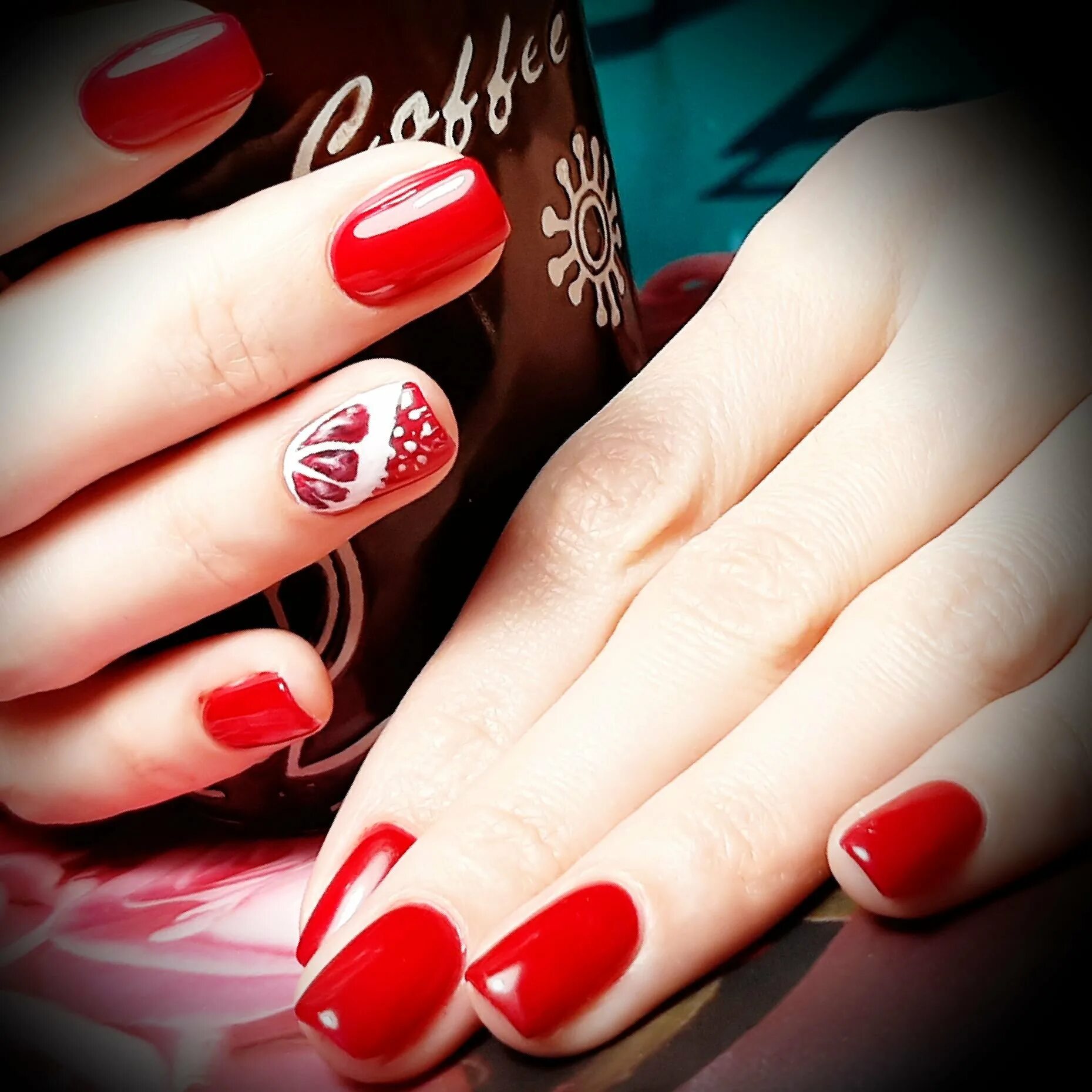 красный витражный маникюр. маникюр в стиле красный. маникюр с летучими мушками. красные ногти маникюр. маникюр красный с черным.