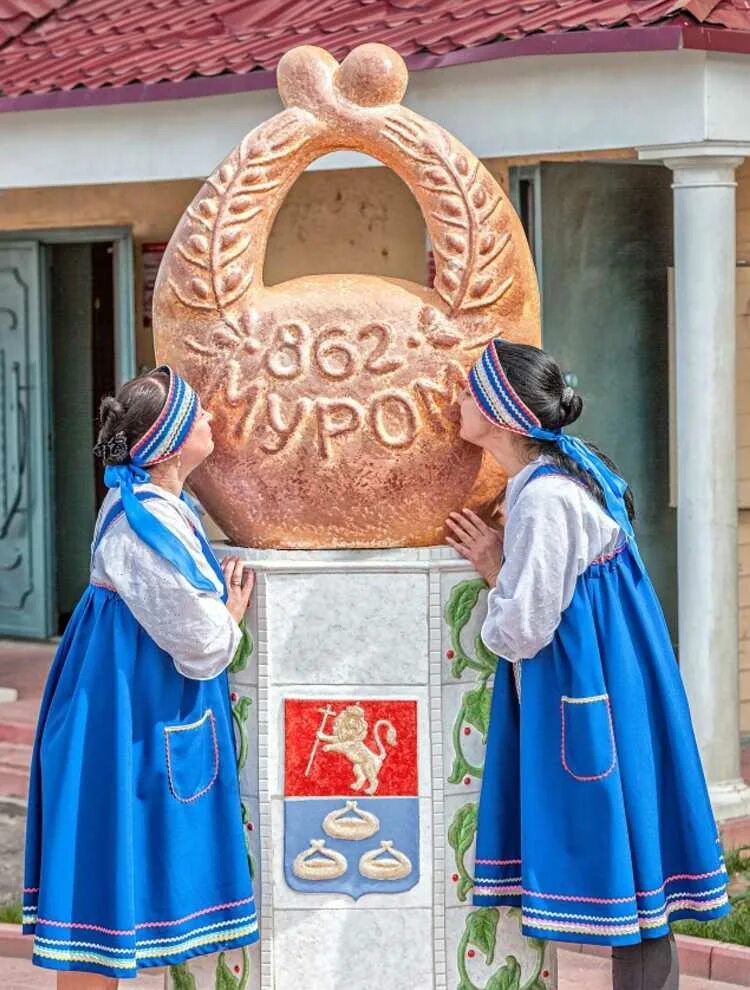 Муром калач. Калачи в муроме. Муром калач скульптура. Муромский калач памятник. Город муром достопримечательности памятник калачу.