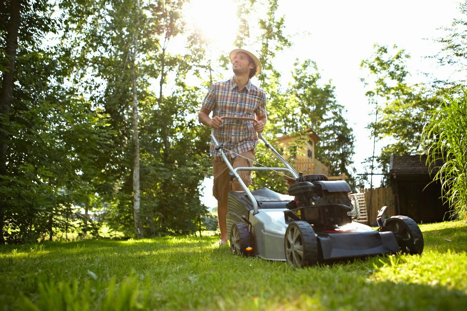 Lawn mower. Газонокосилка на траве. Газонокосилка косит. Газонокосилка для женщин.