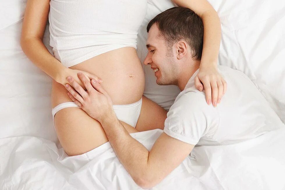 Беременную жену друзьям видео. Мужчина с беременной женщиной. Фотосессия беременных. Мужские руки на беременном животе. Занятие любовью с беременной.