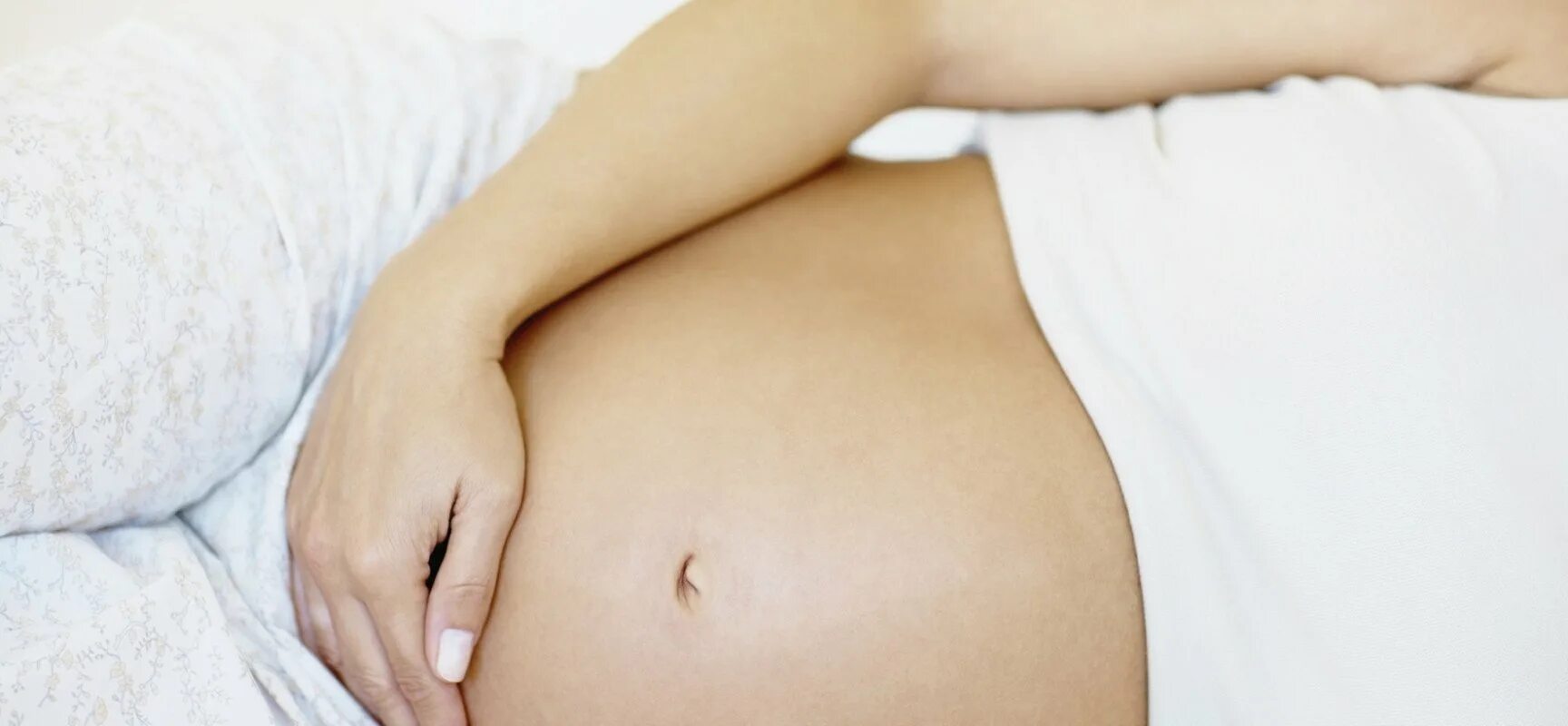 Беременная женщина боком. Живот. Малыш в животике. Живот на 34 неделе беременности. Животики беременных.