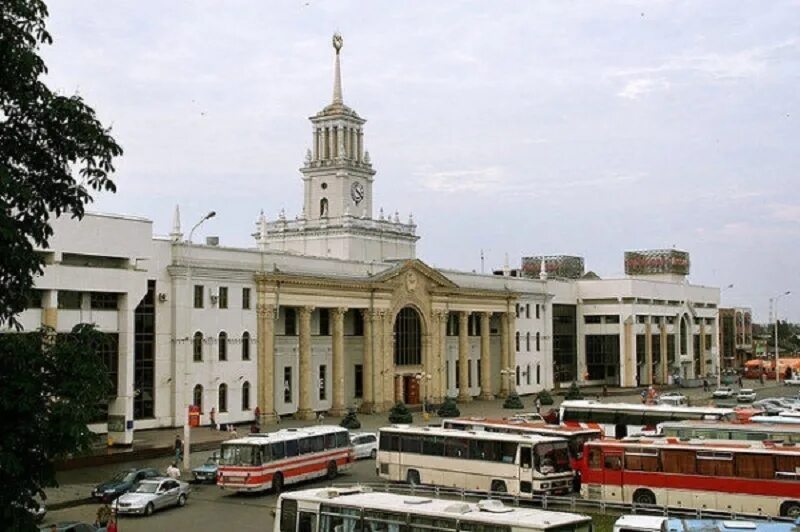 Краснодар жд вокзал где. Железнодорожный вокзал Краснодар-1. Краснодар ЖД вокзал Краснодар 1. Краснодар Привокзальная площадь 1 Железнодорожный вокзал Краснодар-1. Платформы на вокзале Краснодар 1.