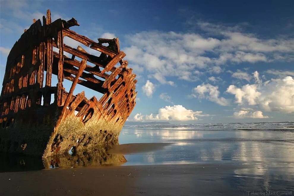 Ужасные корабли. Peter Iredale корабль. Заброшенный корабль в Находке зеленый мыс. Орегон корабль затонувший. Заброшенный корабль World Discoverer.