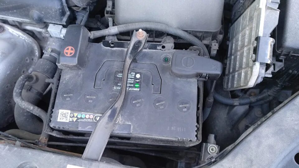 Рав 4 где находится аккумулятор. Toyota rav4 аккумулятор клемма. toyota rav4 1998 клема аккумулятора. rav 4 2008 клеммы акб. клеммы на акб рав 4 2025.