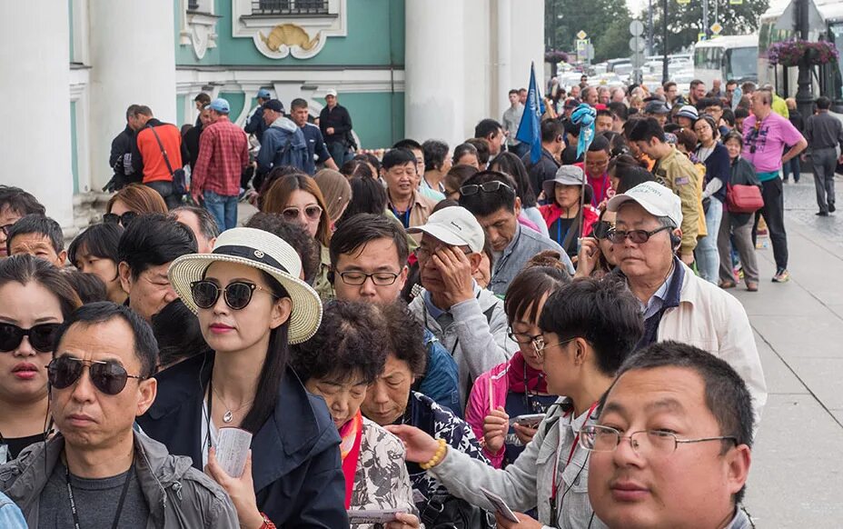 Китайские туристы. Туристы в китае. Китайские туристы в россии. Китайцы туристы. Путешественники китая.