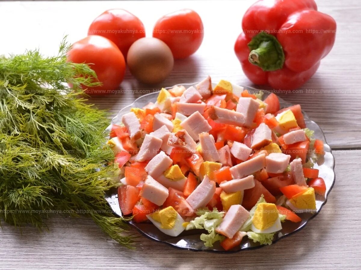 Ветчина яйца помидоры. Салат с болгарским перцем и ветчиной. Салат с ветчиной и колбасой. Салат с овощами колбасой и сыром. Салат с жареной колбасой.
