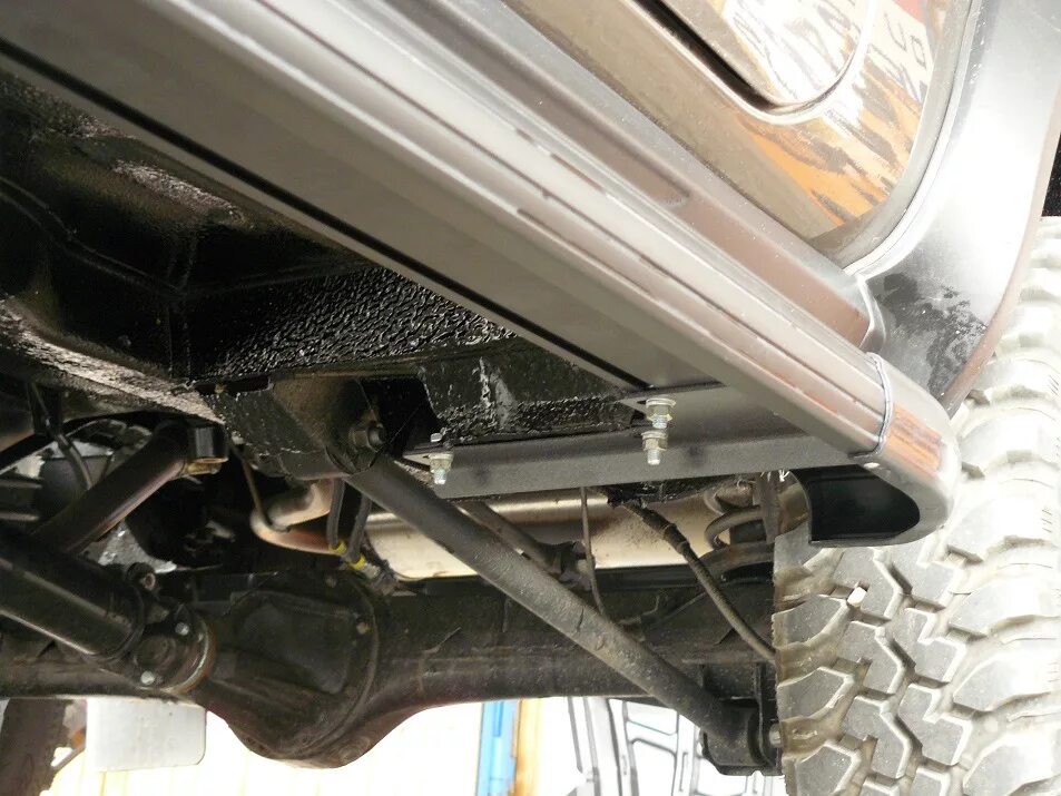 Защита порогов niva chevrolet крепления. Крепление порогов нива. Крепление порогов нива. Ваз 2121 силовые пороги. Крепление порогов на ниву 2121.