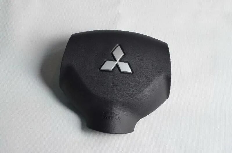 заглушка руля мицубиси аутлендер. крышка на бачок омывателя митсубиси лансер 10. крышка топливного бака мицубиси кольт. крышки мицубиси. крышка бачка омывателя лансер 10 артикул.