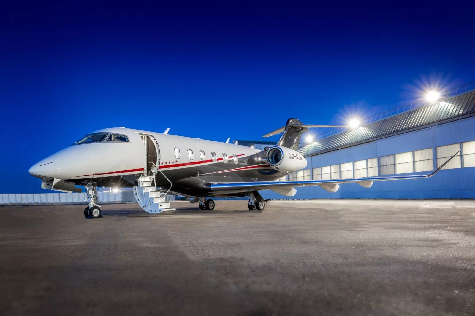 Challenger 350. Бомбардье 350 самолет. Бомбардир Челленджер 350. Челленджер 350 самолет. Авиационный прокат