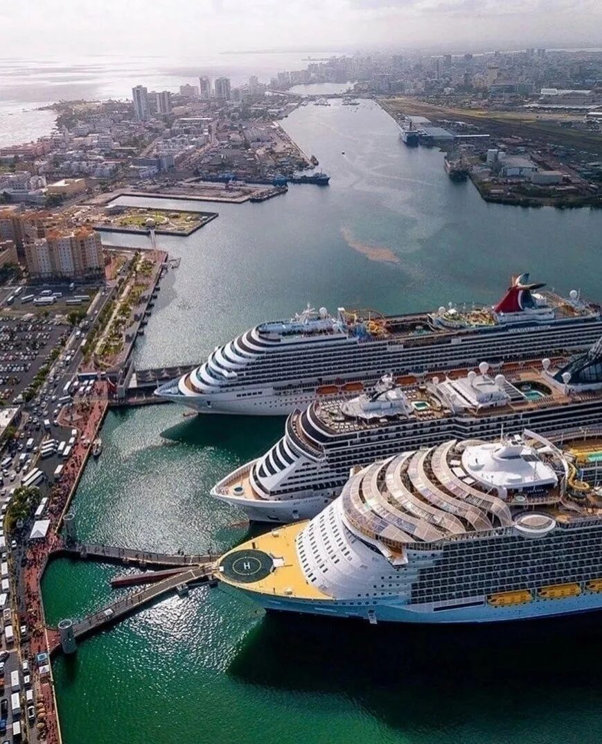 Какой порт самый крупный. Самый большой круизный лайнер в мире. Круизный лайнер большой корабль в мире. Самый большой круизный корабль в мире. Oasis of the Seas круизный лайнер в порту.