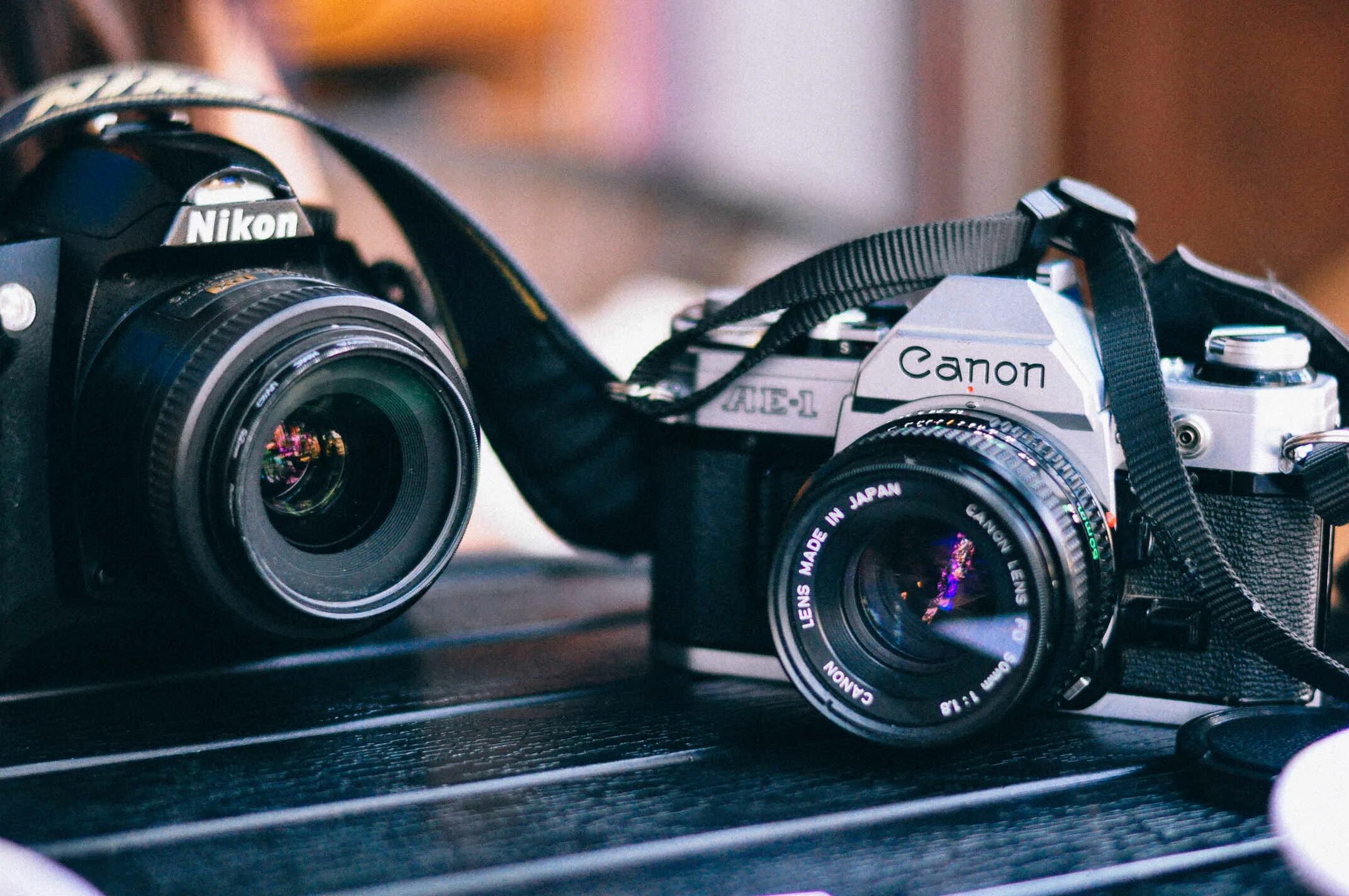 Canon ru фотоаппарат. Canon Nikon. Камера Кэнон 8к. Фотоаппарат Nikon a1000. DSLR vs SLR.