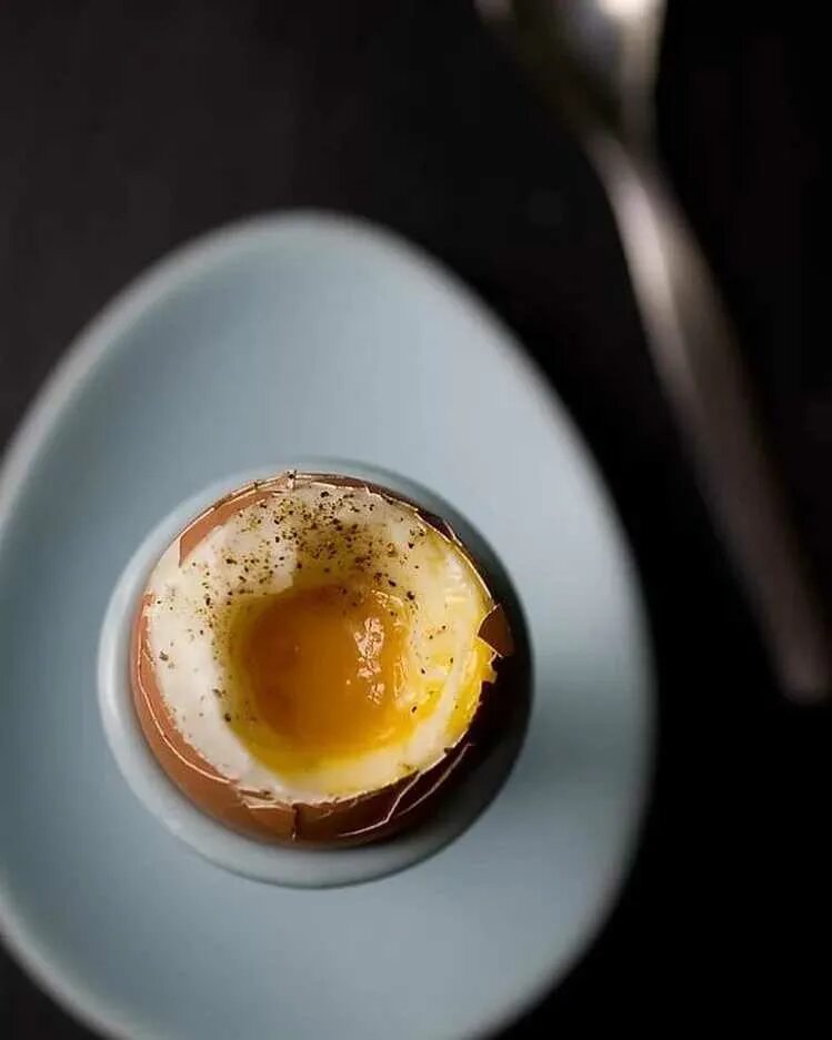 Яйцо во смятку варить. Яйца всмятку на завтрак. Яйцо вареное всмятку. Завтрак с вареными вкрутую яйцами. Яичница в смятку.