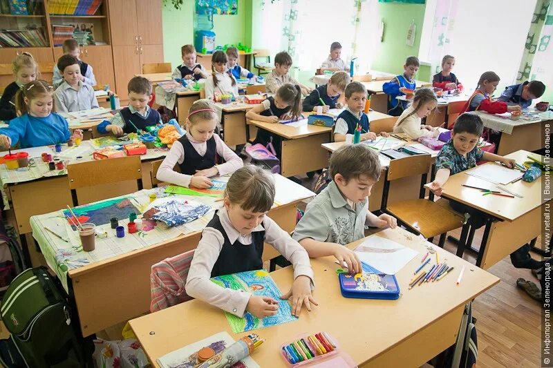 Урок 203. Школьники в классе. урок в школе. класс с учениками. урок в начальной школе.