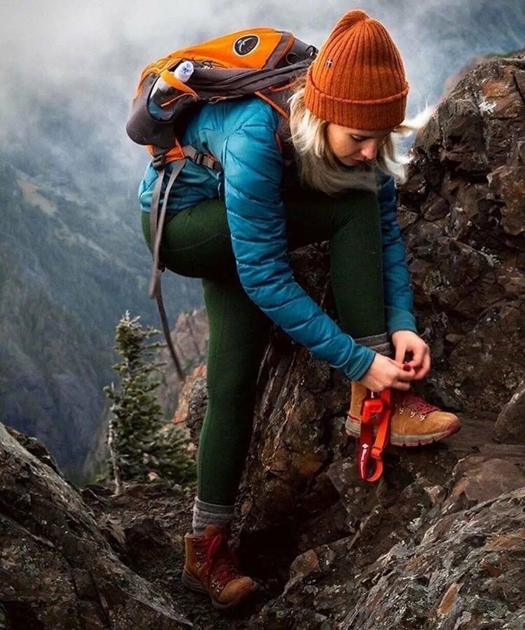 Как одеться в поход. Hiking trail equip шапка. поход в горы. одежда для похода в горы. горный поход.
