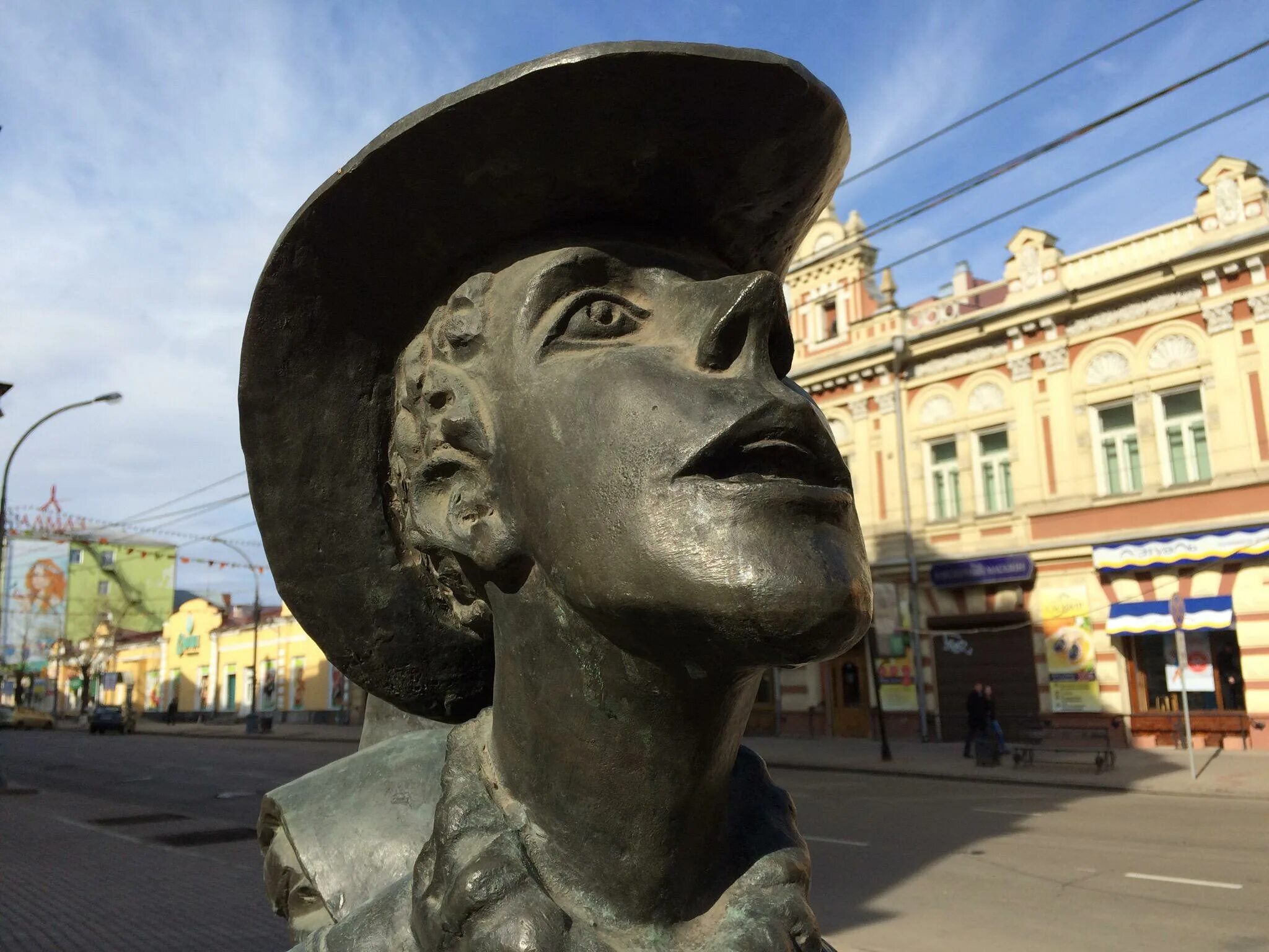 Иркутск назван в честь. Памятник туристу в Иркутске. Скульптура туриста в Иркутске. Памятник туриста города Иркутска. Статуя туриста в Иркутске.